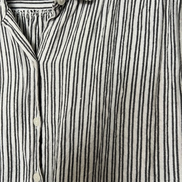 Universal Thread Cropped Button Up Top - Picture 2 of 4